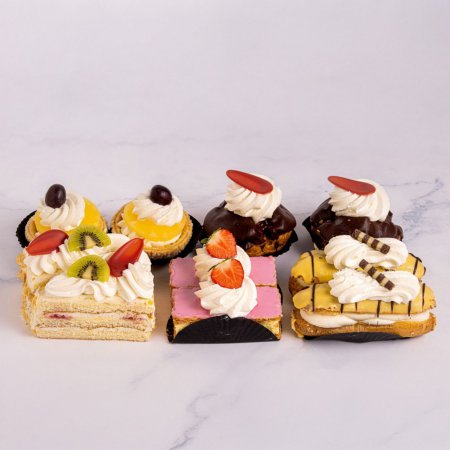 Gesorteerd Slagroomgebak 10 stuks – Mix van Klassieke Gebakjes